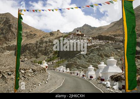 Choerten auf dem Weg zum Kloster Diskit oder Deskit Gompa, Hunder, Nubra Valley, Ladakh, Indien Stockfoto