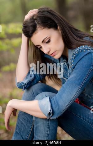 Junge, nachdenkliche Frau Stockfoto