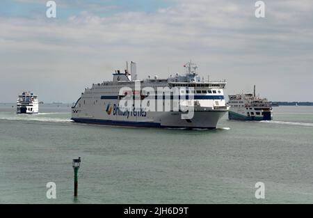 Portsmouth, England, Großbritannien. 2022. Drei roro Fähren auf der Solent ein Stück Wasser in der Nähe von Portsmouth, Großbritannien. Französische und britische Rolle auf Rolle vom Schiff Stockfoto