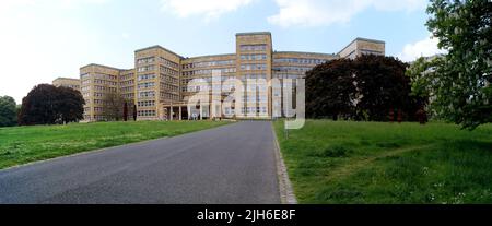 Das Gebäude der IG Farben, das 1928-1930 im Stil der Neuen Sachlichkeit erbaut wurde, beherbergt derzeit den West End Campus der Universität Frankfurt Stockfoto