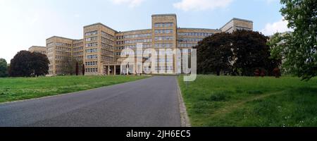 Das Gebäude der IG Farben, das 1928-1930 im Stil der Neuen Sachlichkeit erbaut wurde, beherbergt derzeit den West End Campus der Universität Frankfurt Stockfoto