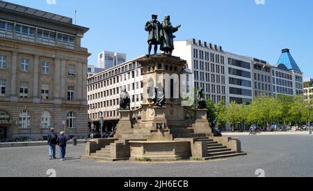 Johannes Gutenberg-Denkmal, eingeweiht 1858, Denkmal und Brunnen auf dem Rossmarkt, Frankfurt, Deutschland Stockfoto