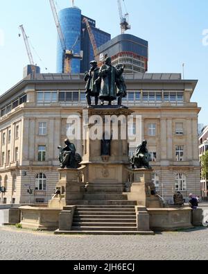 Johannes Gutenberg-Denkmal, eingeweiht 1858, Denkmal und Brunnen auf dem Rossmarkt, Frankfurt, Deutschland Stockfoto
