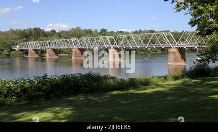 Washington Crossing Bridge, erbaut 1904, über den Delaware River, Blick von PA nach NJ, Washington Crossing, PA, USA Stockfoto