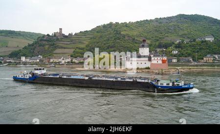 Tankwagen, EILTANK 4, vorbei am Rhein, Schloss Pfalzgrafenstein, auf der Insel Falkenau, im Hintergrund, Kaub, Deutschland Stockfoto