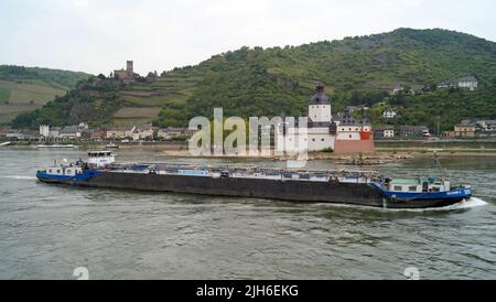 Tankwagen, EILTANK 4, vorbei am Rhein, Schloss Pfalzgrafenstein, auf der Insel Falkenau, im Hintergrund, Kaub, Deutschland Stockfoto
