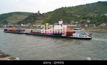 Containers beladene Lastkahn auf dem Rhein, Schloss Pfalzgrafenstein, auf der Insel Falkenau, im Hintergrund, Kaub, Deutschland Stockfoto