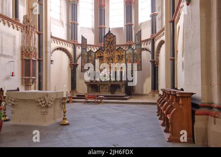 Kanzel mit Klappaltar und Hochaltar in der gotischen Stiftskirche St. Martin und St. Severus in Münstermaifeld, Moseleifel, Eifel Stockfoto