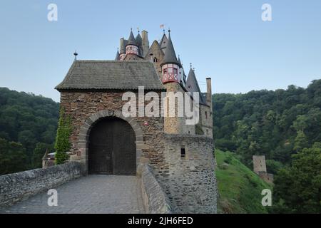 Toreingang zur Burg Eltz, erbaut 12.. Jahrhundert in der Mosel Eifel, Eifel, Rheinland-Pfalz, Deutschland Stockfoto