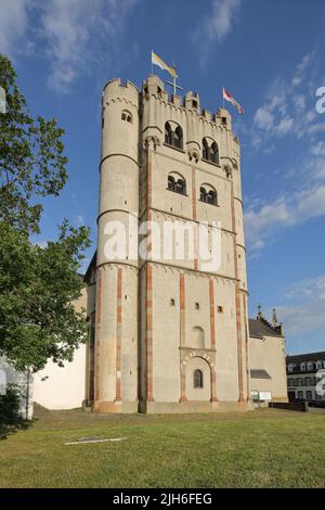 Gotische Stiftskirche St. Martin und St. Severus in Münstermaifeld, Moseleifel, Eifel, Rheinland-Pfalz, Deutschland Stockfoto