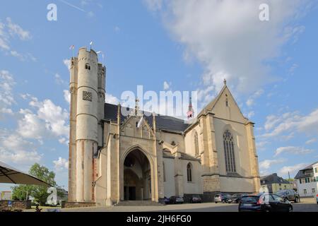 Gotische Stiftskirche St. Martin und St. Severus in Münstermaifeld, Moseleifel, Eifel, Rheinland-Pfalz, Deutschland Stockfoto