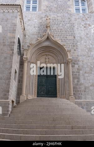 Die verwitterte grüne Tür markiert den Eingang zum Dominikanerkloster in der Altstadt von Dubrovnik - Kroatien Stockfoto