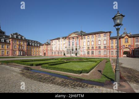 Innenhof mit Ziergarten und Straßenlaterne des Barockschlosses, Bruchsal, Baden-Württemberg, Deutschland Stockfoto