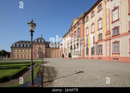 Innenhof mit Ziergarten und Straßenlaterne des Barockschlosses, Bruchsal, Baden-Württemberg, Deutschland Stockfoto