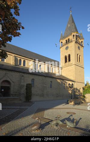 Neoromanische St.-Cecilia-Kirche auf dem Kirchplatz, Oestringen, Kraichgau, Baden-Württemberg, Deutschland Stockfoto