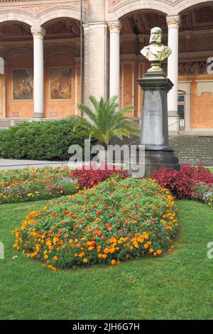 Kurgarten mit Kaiser-Wilhelm-Denkmal vor der Trinkhalle in Baden-Baden, Nordschwarzwald, Schwarzwald, Baden-Württemberg, Deutschland Stockfoto