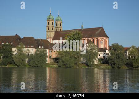 Blick über den Rhein auf das barocke Wahrzeichen Fridolinsmünster in Bad Säckingen, Südschwarzwald, Schwarzwald, Baden-Württemberg, Deutschland Stockfoto