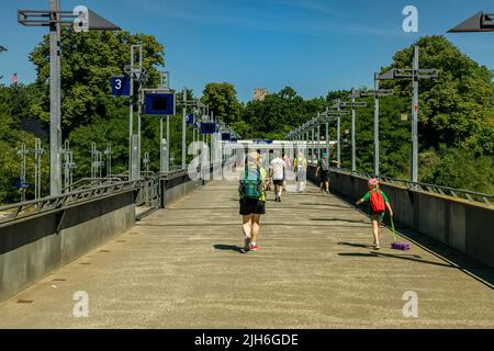 Bahnsteige und Gleise am S-Bahnhof Olympiastadion, Berlin Stockfoto