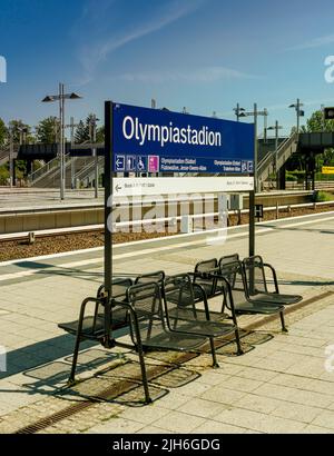 Bahnsteige und Gleise am S-Bahnhof Olympiastadion, Berlin Stockfoto