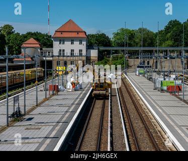 Bahnsteige und Gleise am S-Bahnhof Olympiastadion, Berlin Stockfoto