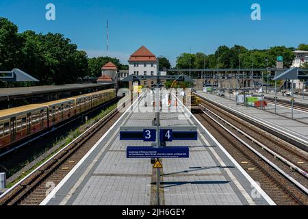 Bahnsteige und Gleise am S-Bahnhof Olympiastadion, Berlin Stockfoto