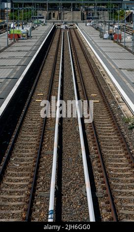 Bahnsteige und Gleise am S-Bahnhof Olympiastadion, Berlin Stockfoto