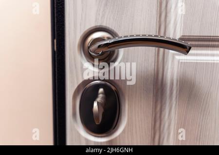 Moderne, zuverlässige Metalltür mit Holzeinrichtung und dreifacher Dichtung Stockfoto