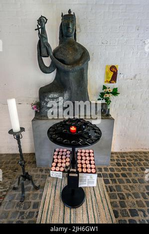 Figur der Jungfrau Maria mit Jesuskind und Opferlicht, Heiliggeistkirche, Oberjoch, Allgäu, Bayern, Deutschland Stockfoto