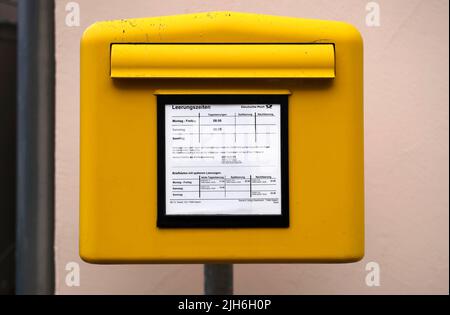 Gelber Briefkasten, Salach, Schwäbische Alb, Baden-Württemberg, Deutschland Stockfoto