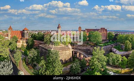 Luftaufnahme von Norden, links DJH Jugendherberge Nürnberg, ehemals Kaiserstall mit Luginslandturm auf der linken Seite, Fuenfeckturm auf der Stockfoto