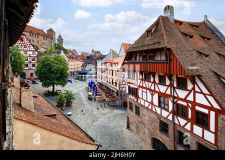 Blick von der Tiergaertnertorwand auf den Platz am Tiergaertnertor, von links, Pilatushaus, darüber das Schloss der Kaiserburg mit Stockfoto