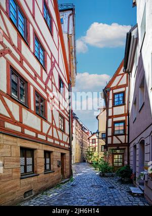 Enge, verwinkelte, malerische Gasse mit Fachwerkhäusern, Blumentöpfen und Kopfsteinpflaster, untere Wörthstraße, Altstadt Sebald, Nürnberg, Mitte Stockfoto