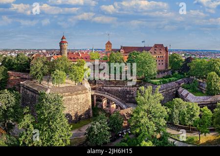 Luftaufnahme von Norden, Nürnberger Kaiserburg, vor der Treppe zum Schloss und dem Restaurant Hexenhäusle, links die Schweden- Stockfoto