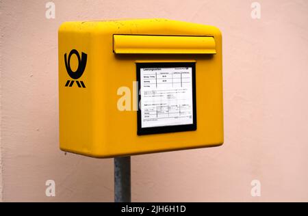 Gelber Briefkasten, Salach, Schwäbische Alb, Baden-Württemberg, Deutschland Stockfoto