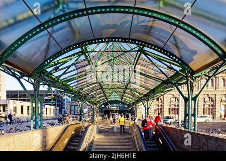 Rolltreppe, Treppe, Treppenhaus, überdacht von U-Bahn-Station B-Ebene, Straßenbahn zum Hauptbahnhof, Deutsche Bahn, linker Seiteneingang Hauptbahnhof, DB Stockfoto