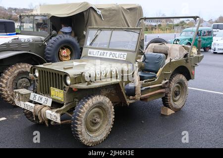 Offroad Jeep Willys MB der amerikanischen Armee vom 1940s, hier Version der Militärpolizei bei einem Oldtimertreffen in Landernu, Abteilung Stockfoto