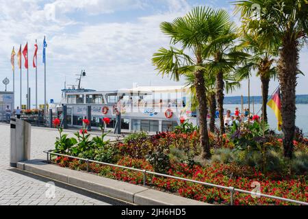 Schiff am Landeplatz, Überlingen, Bodensee, Baden-Württemberg, Deutschland Stockfoto