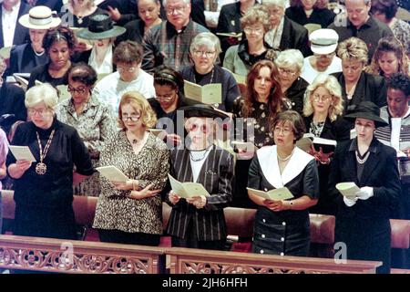 Mitglieder der öffentlichen Galerie singen anlässlich ihres Todes in der Washington National Cathedral am 6. September 1997 in Washington, D.C. anlässlich eines Gedenkgottesdienstes an Diana, die Prinzessin von Wales, die Hymne 608 Stockfoto