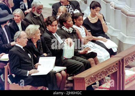 Der britische Botschafter in den USA, Sir John Kerr, sitzt mit den geladenen Gästen während eines Gedenkgottesdienstes an Diana, die Prinzessin von Wales, anlässlich ihres Todes in der Washington National Cathedral, am 6. September 1997 in Washington, Neben Kerr sitzen die Vorsitzende der Washington Post Katharine Graham, die US-Botschafterin bei den Vereinten Nationen Bill Richardson, Mary Ellen Walker, Latoya Kazie-Neil und Angela Neil. Stockfoto