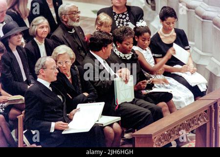 Der britische Botschafter in den USA, Sir John Kerr, sitzt mit den geladenen Gästen während eines Gedenkgottesdienstes an Diana, die Prinzessin von Wales, anlässlich ihres Todes in der Washington National Cathedral, am 6. September 1997 in Washington, Neben Kerr sitzen die Vorsitzende der Washington Post Katharine Graham, die US-Botschafterin bei den Vereinten Nationen Bill Richardson, Mary Ellen Walker, Latoya Kazie-Neil und Angela Neil. Stockfoto