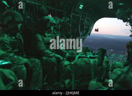 Soldaten der US-Armee aus dem 1.. Bataillon, 69. Infanterie-Regiment, New York Army National Guard, fahren im Rücken eines CH-47 Chinook Hubschraubers während einer Trainingsübung in Fort Drum, Jun. 30. Das 69. Regiment führt in Fort Drum eine Vormobilisierungsschulung durch, um einen bevorstehenden Einsatz am Horn von Afrika vorzubereiten. (USA Foto der Armee von Staff Sgt. Alexander Rektor) Stockfoto