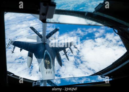 Ein Kampfflugzeug der US-Luftwaffe F-16 von Falcon, das dem Kampfgeschwader 480., dem Luftwaffenstützpunkt Spangdahlem, Deutschland, zugewiesen wurde, betankt während der Real Thaw 22, 29. Juni 2022, vom Stützpunkt eines Stratotankers der KC-135 des Lufttankers 100., Royal Air Force Mildenhall, England. Real Thaw 22 ist eine jährliche multinationale Trainingsübung, die von der portugiesischen Luftwaffe durchgeführt wird, die die teilnehmenden Nationen zur Teilnahme eingeladen hat. (USA Luftwaffe Foto von Senior Airman Nichola Swift) Stockfoto