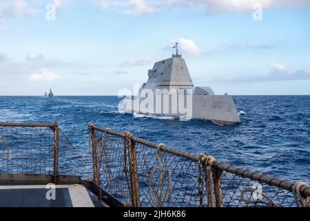 220714-N-MR124-1024 PEARL HARBOR (14. Juli 2022) die USS Michael Monsoor (DDG-1001), rechts, kommt an der Seite des laufenden Nachschubölers USNS Pecos (T-AO 197) der Henry J. Kaiser-Klasse während des Rim of the Pacific (RIMPAC). 26 Nationen, 38 Schiffe, vier U-Boote, mehr als 170 Flugzeuge und 25.000 Mitarbeiter nehmen vom 29. Juni bis zum 4. August an RIMPAC in und um die Hawaii-Inseln und Südkalifornien Teil. RIMPAC, die weltweit größte internationale maritime Übung, bietet eine einzigartige Ausbildungsmöglichkeit und fördert und pflegt kooperative r Stockfoto