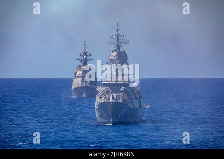 OSTCHINESISCHES MEER (6. Juli 2022) die Royal Australian Anzac-Klasse Fregatte HMAS Parramatta (FFH-154) und der Zerstörer JS Asahi (DD 119) der japanischen Maritime Self-Defense Force der Asahi-Klasse führen mit dem Lenkraketen-Zerstörer USS Dewey der Arleigh Burke-Klasse (DDG 105) eine Schussübung durch. Dewey wird Commander, Task Force 71/Destroyer Squadron (DESRON) 15, der größten vorwärtseingesetzten DESRON der Marine und der wichtigsten Surface Force der US 7. Flotte, zugewiesen. (USA Navy Foto von Mass Communication Specialist 2. Class Samantha Oblander) Stockfoto