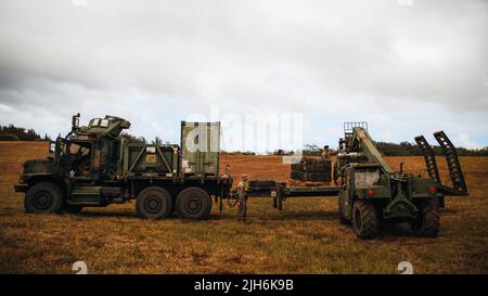 Marine Corps Base Hawaii, (12. Juli 2022) U.S. Marines with Combat Logistics Bataillon 3, 3D Marine Littoral Regiment, 3D Marine Division lädt eine Ladungsnachschub im Kahuku Training Area während Rim of the Pacific (RIMPAC) 2022. Combat Logistics Bataillon 3 hat bei KTA einen Logistikknoten eingerichtet, um die Steuerung und Steuerung zu testen und die Logistik aufzulösen, um 3D MLR zu unterstützen. 26 Nationen, 38 Schiffe, vier U-Boote, mehr als 170 Flugzeuge und 25.000 Mitarbeiter nehmen vom 29. Juni bis zum 4. August an RIMPAC in und um die Hawaii-Inseln und Südkalifornien Teil. Die größte internationale Welt der Welt Stockfoto