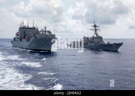 220611-N-UL352-1106 ATLANTISCHER OZEAN (11. Juni 2022) der Arleigh Burke-Klasse Lenkrakenzerstörer USS Farragut (DDG 99) führt eine Auffüllung auf See mit dem Trocken- und Munitionsschiff USNS William McLean (T-AKE 12), 11. Juni 2022 durch. The George H.W. Die Bush Carrier Strike Group (CSG) führt derzeit eine Zertifizierungsübung durch, um die Interoperabilität und Kampffähigkeit der USA und ihrer Verbündeten vor einem zukünftigen Einsatz zu erhöhen. The George H.W. Bush CSG ist ein integriertes Kampfwaffensystem, das überlegene Kampffähigkeit bietet, um Amerikas Gegner in abzuschrecken und, falls nötig, zu besiegen Stockfoto