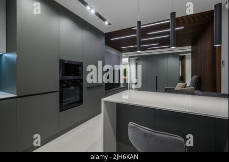 Luxus-Esszimmer und Wohnzimmer im Studio-Apartment Stockfoto