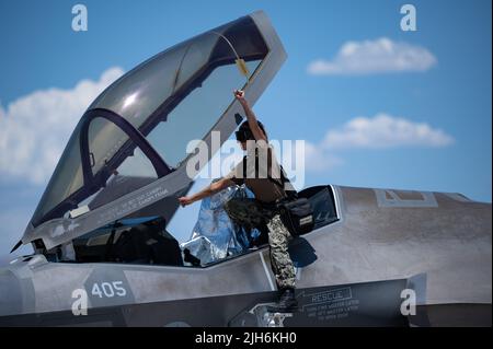 Ein US Navy Sailor, der dem Strike Fighter Squadron 147, Naval Air Station Lemoore, Kalifornien, zugewiesen wurde, führt während der Red Flag-Nellis 22-3 auf dem Nellis Air Force Base, Nevada, am 12. Juli 2022 Vorflugkontrollen an einem F-35C Lightning II durch. Die F-35C Lightning II der 5.. Generation integriert fortschrittliche Stealth-Technologie in ein hochagiles, überschalltes Flugzeug, das dem Piloten ein beispielloses Situationsbewusstsein und eine unübertroffene Letalität und Überlebensfähigkeit bietet. (USA Luftwaffe Foto von Airman 1. Klasse Josey Blades) Stockfoto