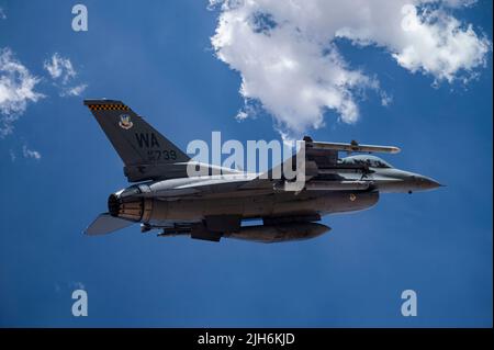 Eine F-16 Fighting Falcon, die von Kapitän Tim „REEF“ Joubert, dem Instruktor-Piloten der 64. Aggressor Squadron, gesteuert wird, fliegt über die Nevada Test- und Trainingsspanne, nachdem sie an einer Red Flag-Nellis 22-3 Mission auf der Nellis Air Force Base, 12. Juli 2022, teilgenommen hat. Während RF-N 22-3 verfeinert die Aggressor-Nation die Bedrohungsreplikation, wendet erweiterte Bedrohungen und Störfunktionen an und erhöht die Bedrohungsfunktionen, um die Schulung in nicht-freizügigen Umgebungen zu maximieren. (USA Luftwaffe Foto von Senior Airman Zachary Rufus) Stockfoto