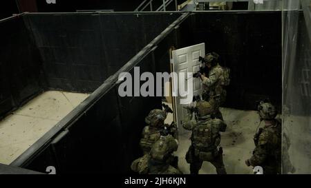 Grüne Berets, die dem 2. Bataillon, der 10. Special Forces Group (Airborne), zugewiesen sind, führen Nahkämpfe zusammen mit Betreibern der polnischen Spezialeinsatzkräfte auf Fort Carson, Colorado, 24. Mai 2022. Polnische und deutsche Kommandos haben von Mai 2 bis Juni 3 CQC-Taktiken, -Techniken und -Verfahren (TTPs) gemeinsam mit Soldaten der Spezialeinheiten verfeinert, die der 10. SFG(A) Critical Threats Advisory Company zugewiesen wurden. (USA Foto der Armee von Staff Sgt. Anthony Bryant) (Dieses Foto wurde aus Sicherheitsgründen geändert.) Stockfoto